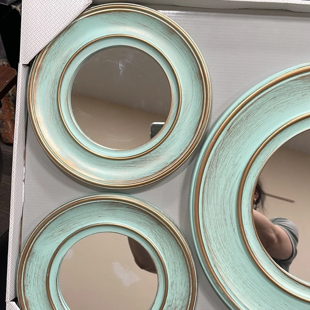 Wall mirror